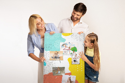Kurken memobord met kleurrijke abstracte vormen en patronen