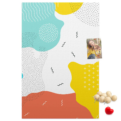 Kurken memobord met kleurrijke abstracte vormen en patronen