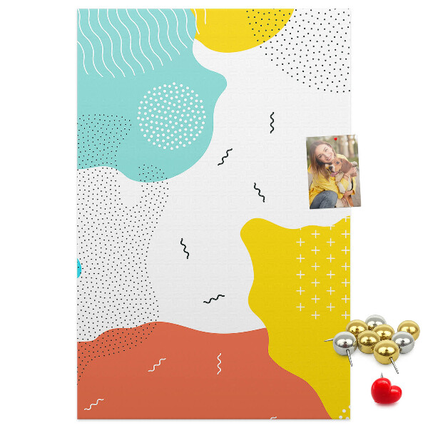 Kurken memobord met kleurrijke abstracte vormen en patronen