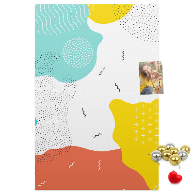 Kurken memobord met kleurrijke abstracte vormen en patronen