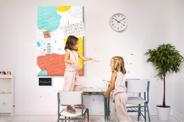Kurken memobord met kleurrijke abstracte vormen en patronen