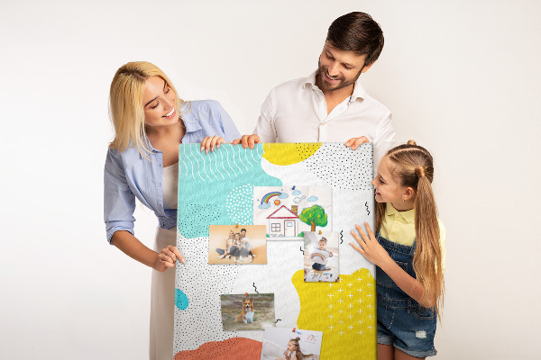 Kurken memobord met kleurrijke abstracte vormen en patronen