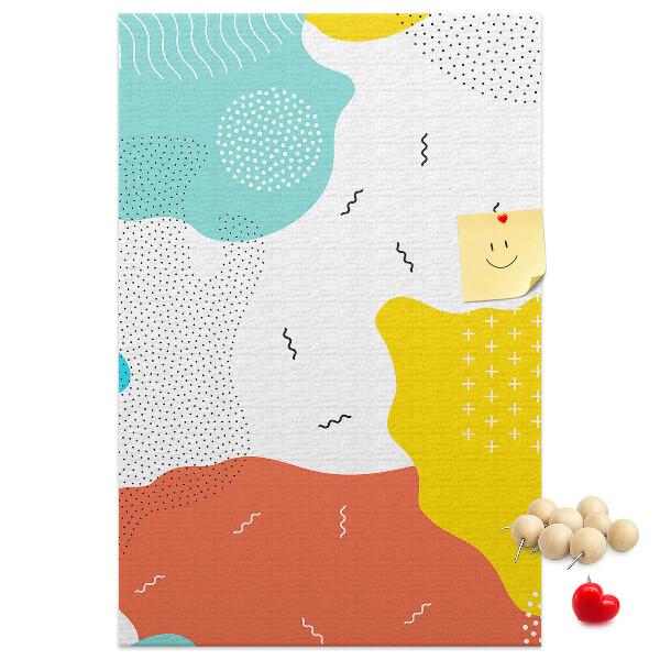 Kurken memobord met kleurrijke abstracte vormen en patronen