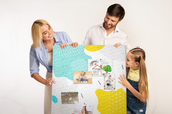Kurken memobord met kleurrijke abstracte vormen en patronen