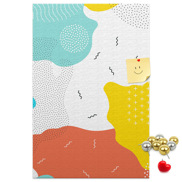 Kurken memobord met kleurrijke abstracte vormen en patronen