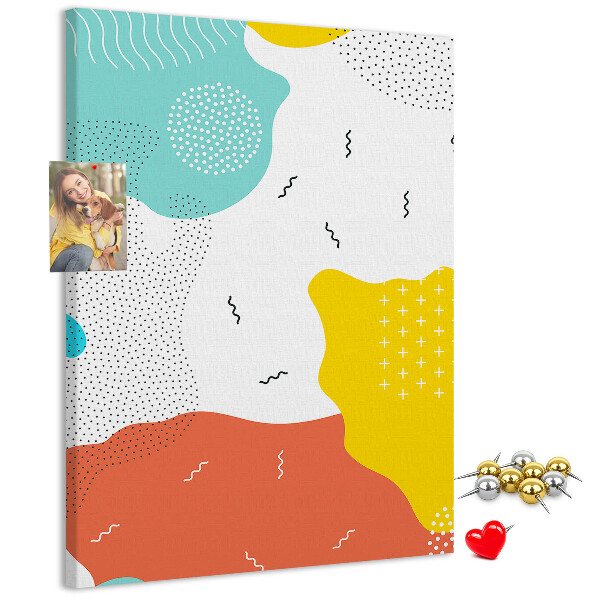 Kurken memobord met kleurrijke abstracte vormen en patronen