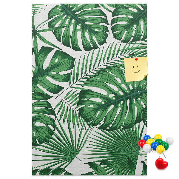 Prikbord van kurk met een print van Monstera-bladeren op een lichte achtergrond