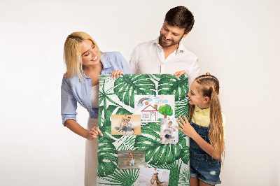 Prikbord van kurk met een print van Monstera-bladeren op een lichte achtergrond
