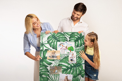 Prikbord van kurk met een print van Monstera-bladeren op een lichte achtergrond
