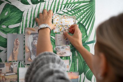 Prikbord van kurk met een print van Monstera-bladeren op een lichte achtergrond