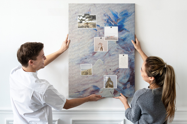 Kurken memobord met abstracte blauw-witte verfspatten