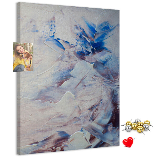 Kurken memobord met abstracte blauw-witte verfspatten
