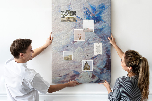 Kurken memobord met abstracte blauw-witte verfspatten
