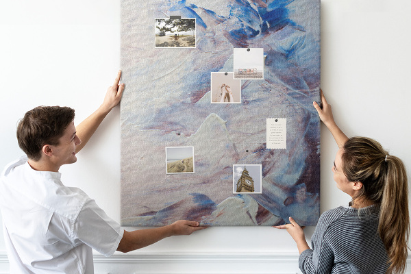 Kurken memobord met abstracte blauw-witte verfspatten