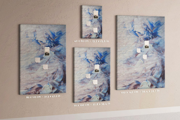 Kurken memobord met abstracte blauw-witte verfspatten