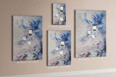 Kurken memobord met abstracte blauw-witte verfspatten