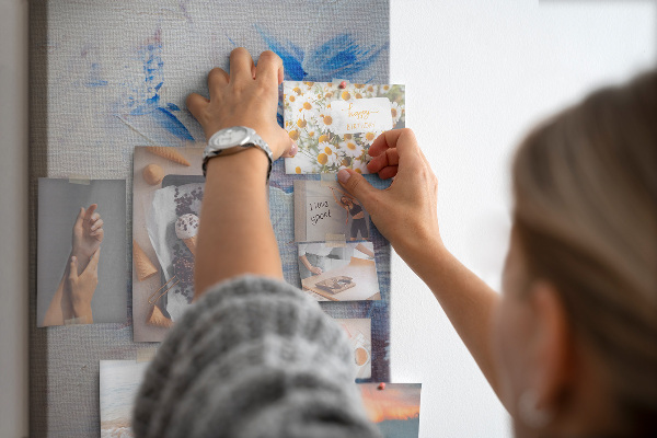 Kurken memobord met abstracte blauw-witte verfspatten