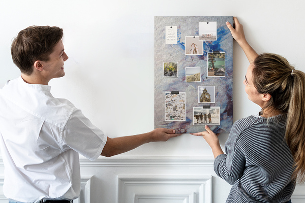 Kurken memobord met abstracte blauw-witte verfspatten