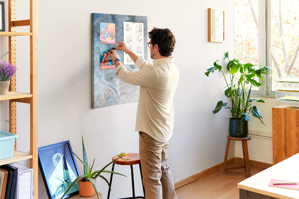 Prikbord van kurk met abstract patroon in blauwe tinten