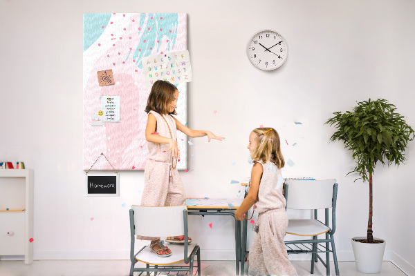 Prikbord van kurk met abstracte stippen in pastelkleuren