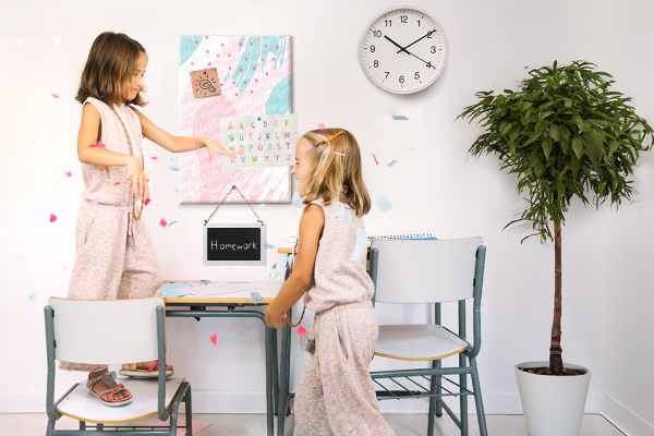 Prikbord van kurk met abstracte stippen in pastelkleuren