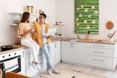 Kurken memobord met decoratieve groene bamboestengels