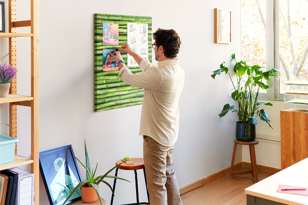 Kurken memobord met decoratieve groene bamboestengels