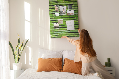 Kurken memobord met decoratieve groene bamboestengels