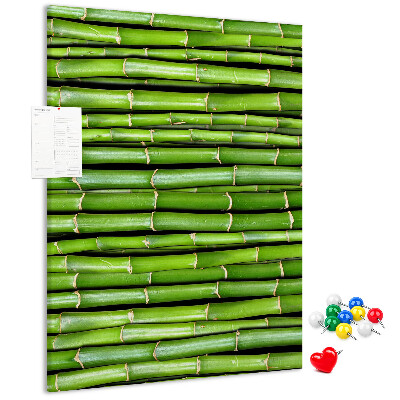 Kurken memobord met decoratieve groene bamboestengels