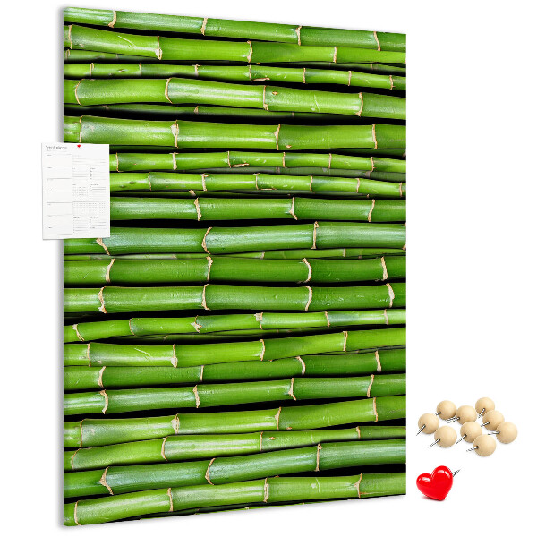 Kurken memobord met decoratieve groene bamboestengels