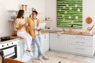 Kurken memobord met decoratieve groene bamboestengels