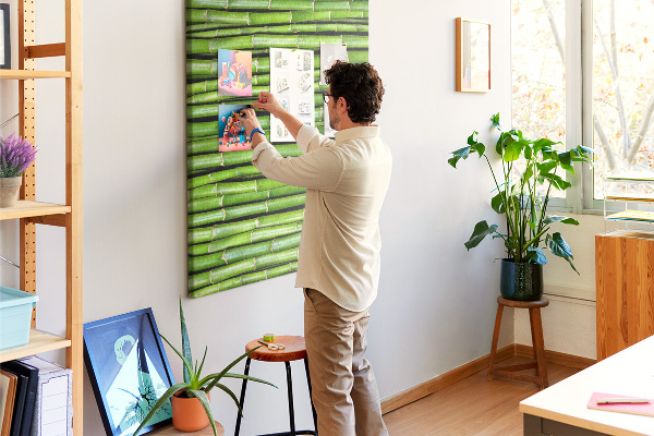 Kurken memobord met decoratieve groene bamboestengels