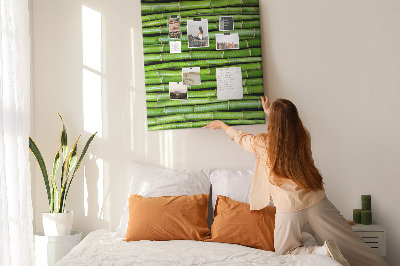 Kurken memobord met decoratieve groene bamboestengels
