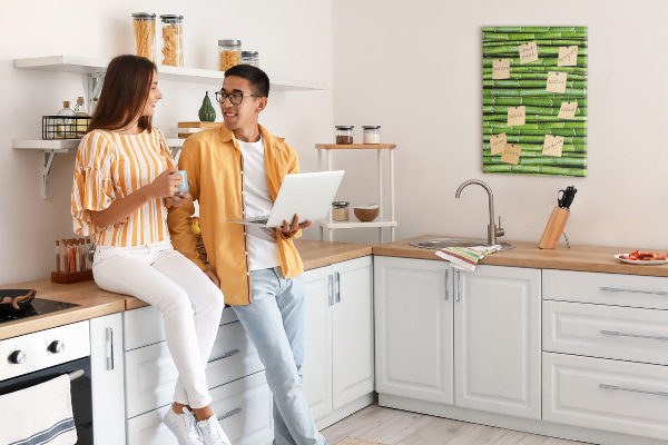 Kurken memobord met decoratieve groene bamboestengels