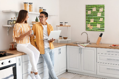 Kurken memobord met decoratieve groene bamboestengels