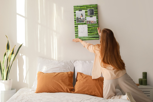 Kurken memobord met decoratieve groene bamboestengels