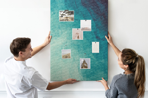 Kurken prikbord met abstract patroon in blauwe tinten