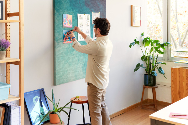 Kurken prikbord met abstract patroon in blauwe tinten