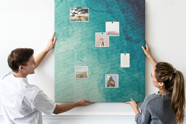Kurken prikbord met abstract patroon in blauwe tinten