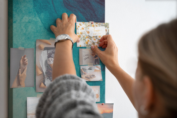 Kurken prikbord met abstract patroon in blauwe tinten