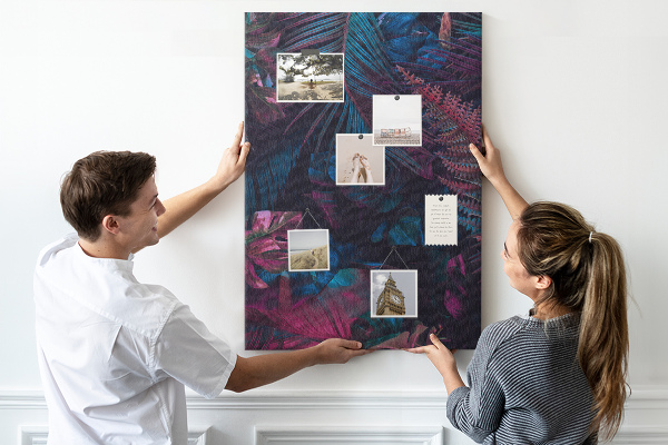 Kurken prikbord met een mysterieuze bosprint in intense kleuren