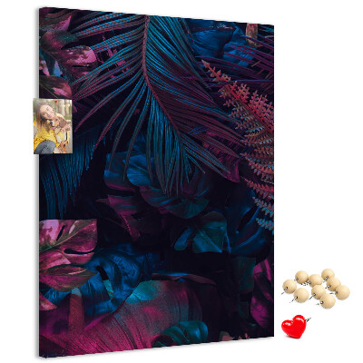 Kurken prikbord met een mysterieuze bosprint in intense kleuren
