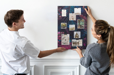 Kurken prikbord met een mysterieuze bosprint in intense kleuren