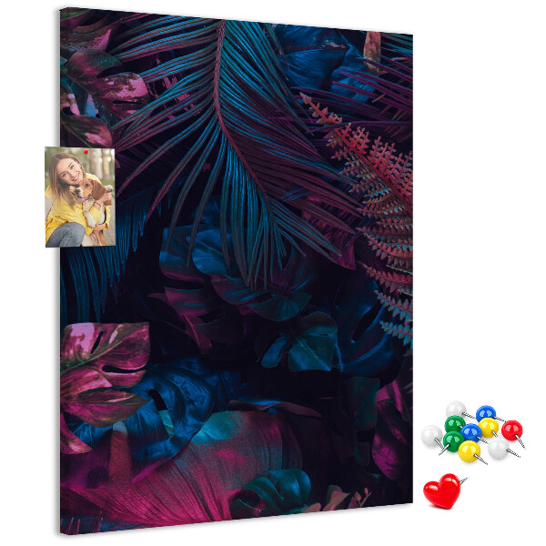 Kurken prikbord met een mysterieuze bosprint in intense kleuren