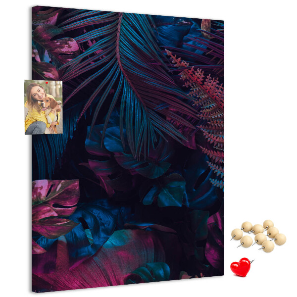 Kurken prikbord met een mysterieuze bosprint in intense kleuren