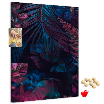 Kurken prikbord met een mysterieuze bosprint in intense kleuren