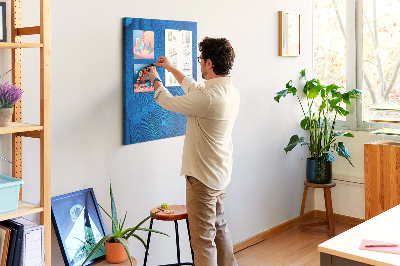 Kurken memobord met de afbeelding Blauwe veren in het zachte licht
