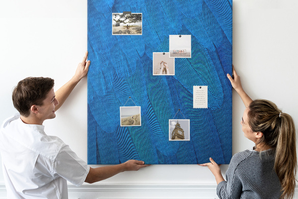 Kurken memobord met de afbeelding Blauwe veren in het zachte licht