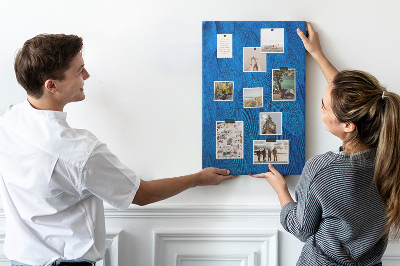 Kurken memobord met de afbeelding Blauwe veren in het zachte licht