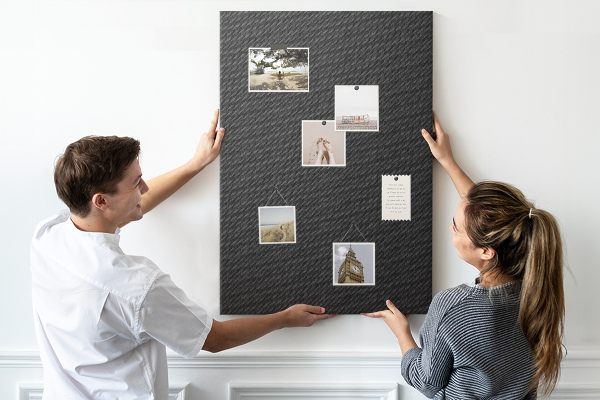 Prikbord van kurk met zwarte textuur en een subtiel houtskoolpatroon